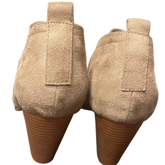 Torrid Tan Faux Suede Heeled Booties Size 10W Low Dip Ankle Boots Style L8333-02 - Picture 3 of 7